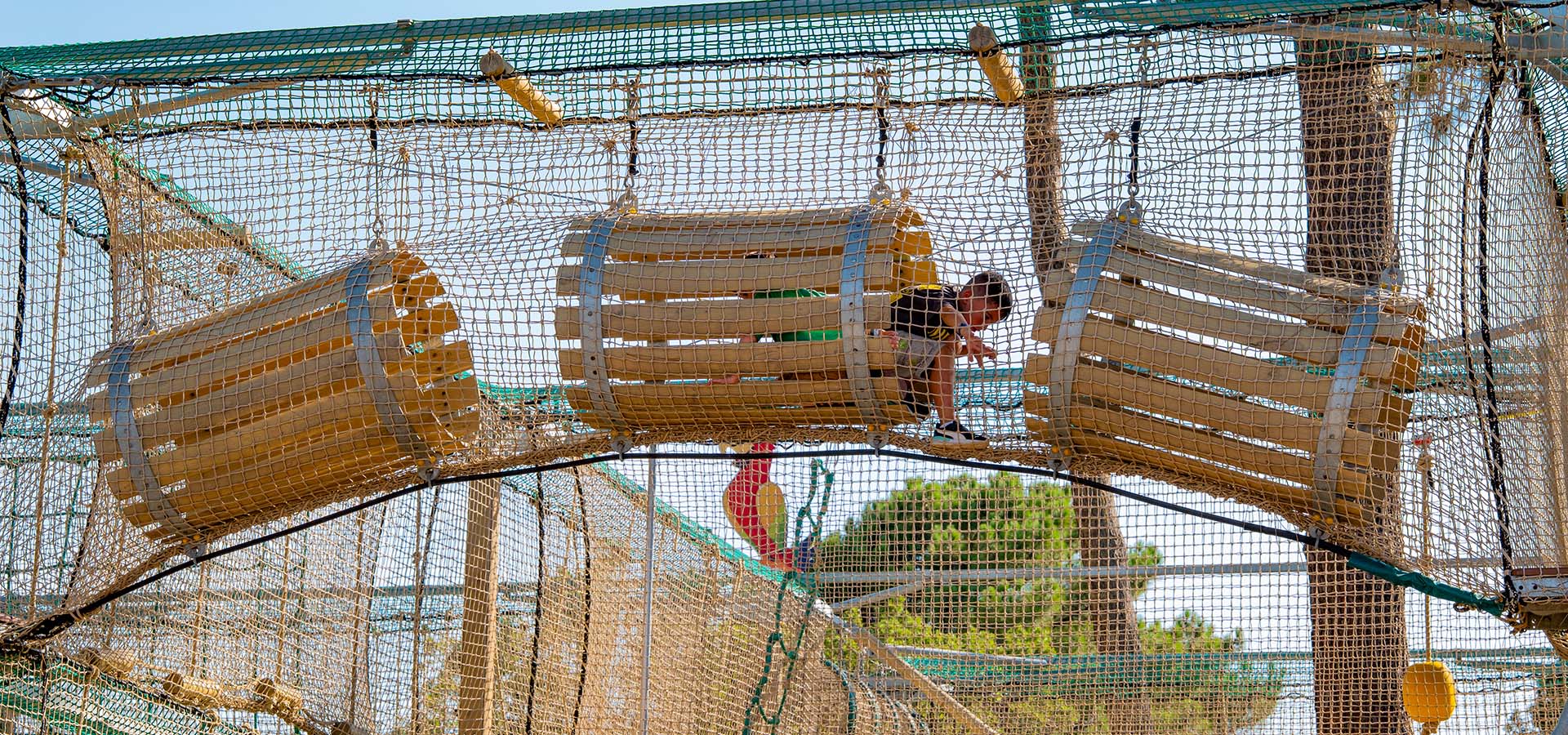 Camping san damiano aire de jeux enfant qui fait le parcours tonneau